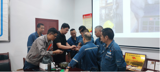 Equipment discussion with Jianfeng operation and maintenance personnel