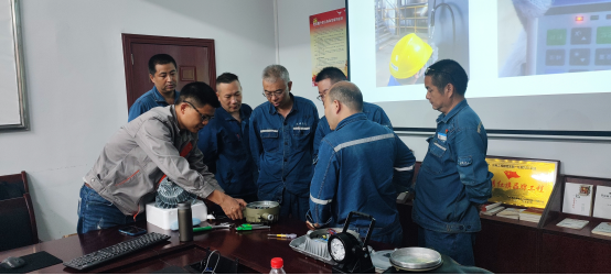 Hands-on discussion of equipment during the Jianfeng service visit