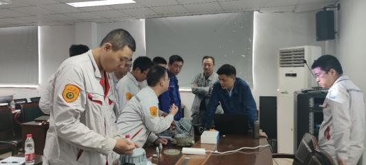 Participants examining equipment during the Huafeng technical exchange