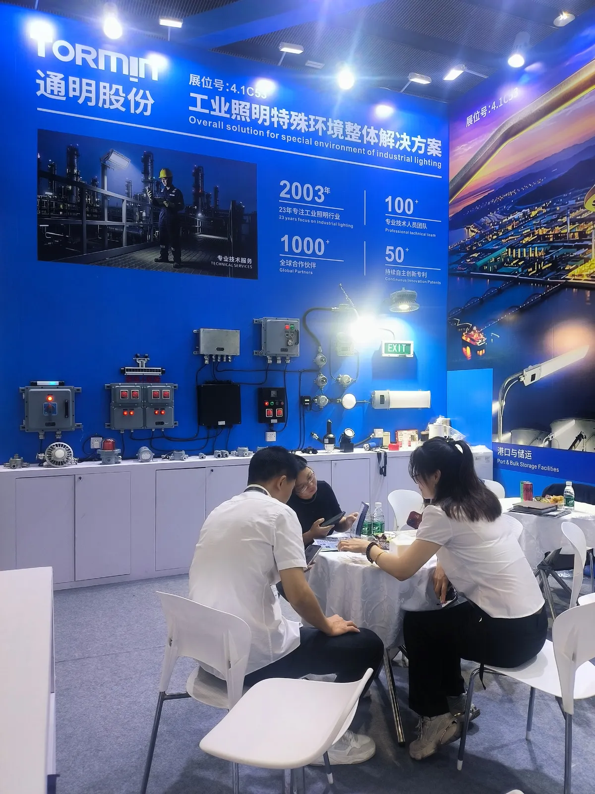 Product display and meeting area at the TORMIN stand.